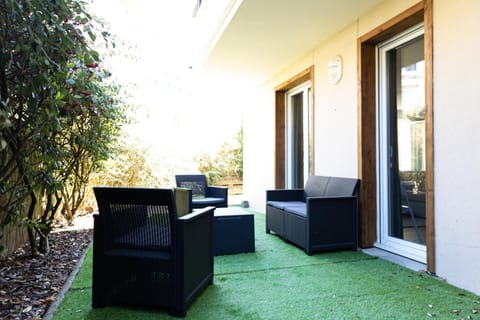 Property building, Patio, Day, Garden, Garden view