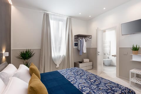 Bed, TV and multimedia, Photo of the whole room, Bedroom