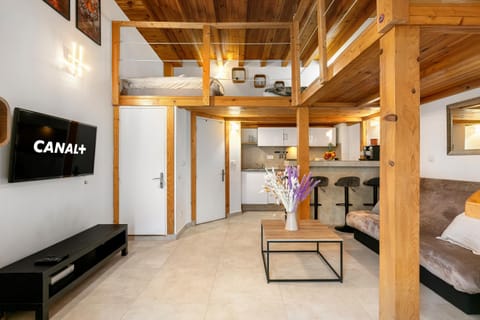 Communal lounge/ TV room, TV and multimedia, Living room, Seating area, Dining area, Evening entertainment