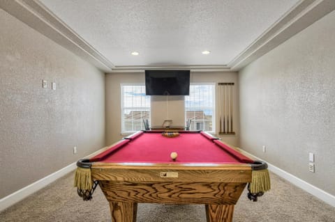 4BR Hot Tub Pool Table, Ping Pong, Foosball! Haus in Colorado Springs
