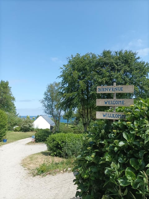 Les Hortensias grande tente familiale deux chambres et séjour vue mer sur camping nature Campingplatz /
Wohnmobil-Resort in Plestin-les-Grèves