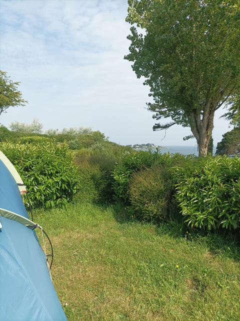 Les Hortensias grande tente familiale deux chambres et séjour vue mer sur camping nature Campground/ 
RV Resort in Plestin-les-Grèves