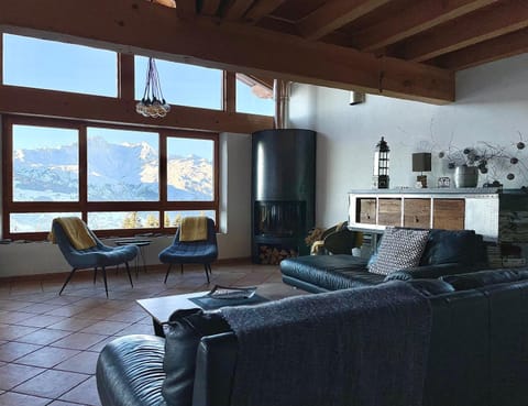 Living room, Mountain view, flat iron