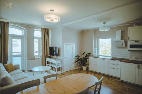 Kitchen or kitchenette, Living room, Seating area, Dining area