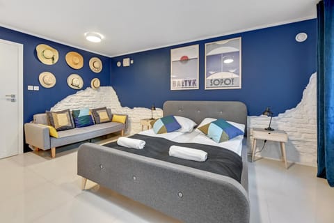 Bed, Photo of the whole room, Decorative detail, Seating area, Bedroom, Area and facilities, towels