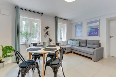 Living room, Photo of the whole room, Decorative detail, Seating area, Dining area, Area and facilities