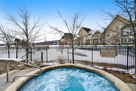 Great Location, Pool, Blue Mountain 2 BDRM Dream Condo in Grey Highlands