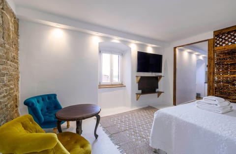 TV and multimedia, Photo of the whole room, Seating area, Bedroom