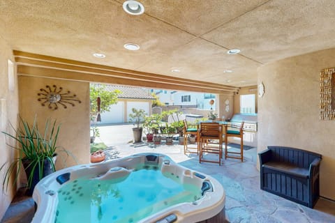 Coastal 3-Bedroom with Hot Tub and Ocean View House in Carlsbad