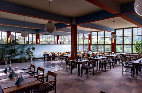 Restaurant/places to eat, Lounge or bar, Banquet/Function facilities