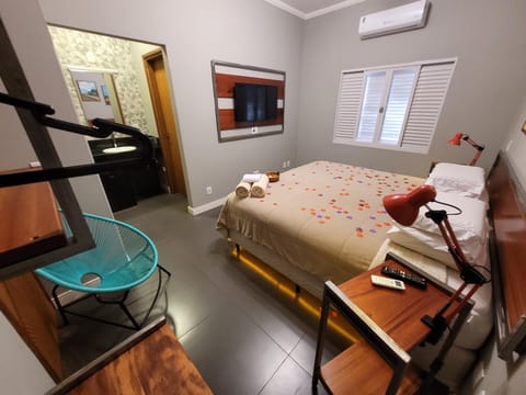 Bed, TV and multimedia, Photo of the whole room, Bedroom, air conditioner