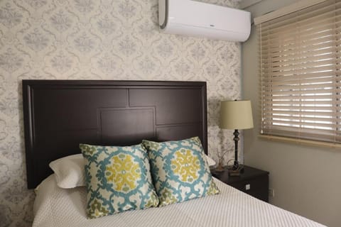 Bedroom, air conditioner