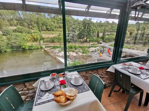 Balcony/Terrace, Food and drinks, Food and drinks, Landmark view, Landmark view, River view, River view, Breakfast, Breakfast, Continental breakfast, Continental breakfast, Drinks, Drinks