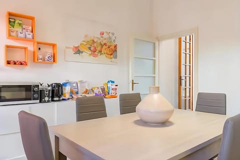 Kitchen or kitchenette, Living room, Seating area, Dining area, pet friendly, stove