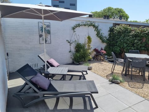 Spring, Day, Garden, Dining area, Garden view, sunbed