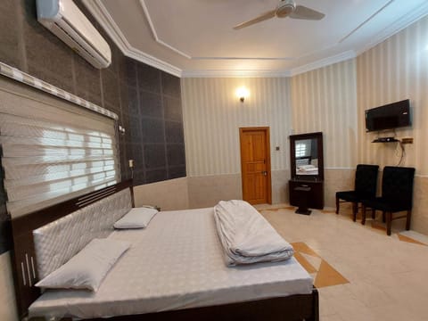 Bed, TV and multimedia, Photo of the whole room, Bedroom, fireplace, towels, air conditioner