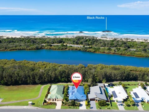 Black Rock Beach House with Pool Haus in Pottsville