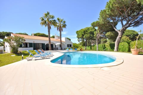 Close to amenities, free air conditioning and wi-fi Villa in Quarteira