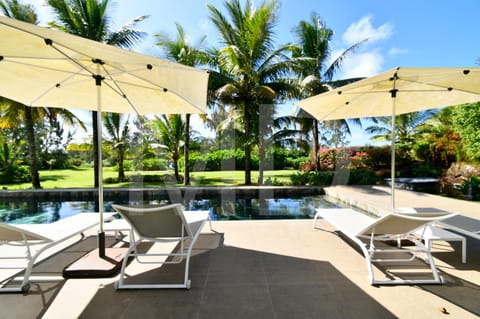 Garden view, Pool view, Swimming pool, sunbed