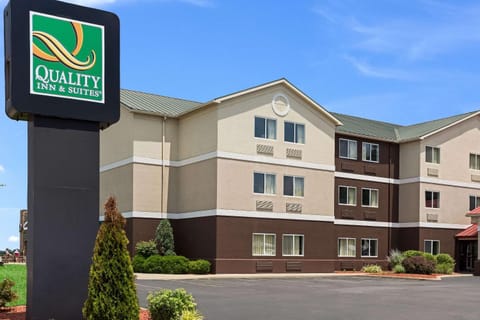 Quality Inn & Suites Hotel in Ferdinand