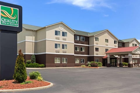 Quality Inn & Suites Hotel in Ferdinand