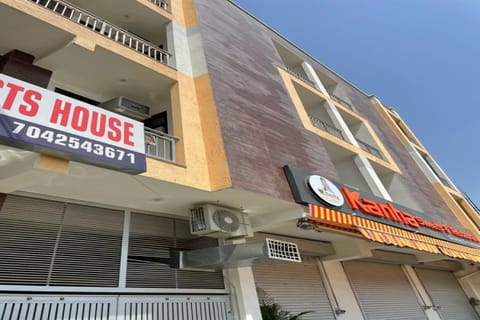 Capital O Kanha Guest House Hotel in Noida
