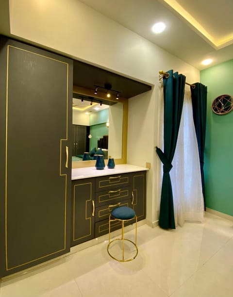 ZAHA Vacation Home 3 - Elegant & Spacious 2 br family apt, Shahrah e Faisal Condominio in Karachi