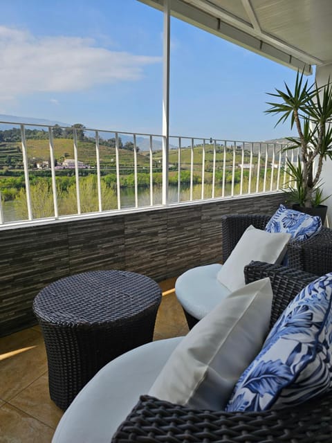 Balcony/Terrace, Mountain view, River view