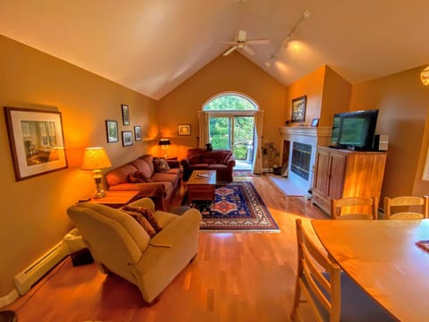 F6 Townhome with golf course and mountain views in Bretton Woods next to Mt Washington HotelF6 Villa in Bretton Woods