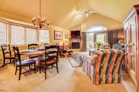 F8 Luxurious Mt Washington Hotel golf course home Wifi cable air conditioning Chalet in Bretton Woods