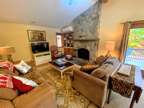 O1 Slopeside Bretton Woods cottage with AC large patio and private yard Walk to slopes Villa in Carroll