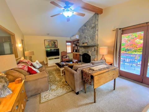 O1 Slopeside Bretton Woods cottage with AC large patio and private yard Walk to slopes Villa in Carroll