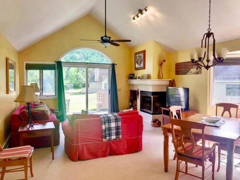 G2 Sunny and homey Fairway Village Townhome right on the Omni Mount Washington Hotel golf course Villa in Bretton Woods