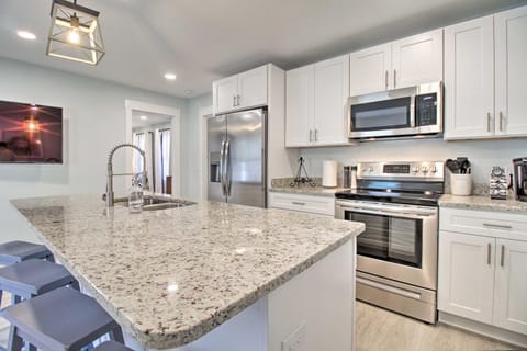 NEW! Renovated 2 Bed 2 Bath Apartment Downtown Condo in Beaufort