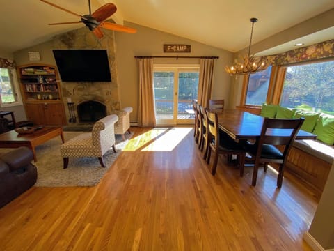 O7 Slopeside Bretton Woods Resort cottage with upscale stylings cozy decor tons of space Villa in Carroll