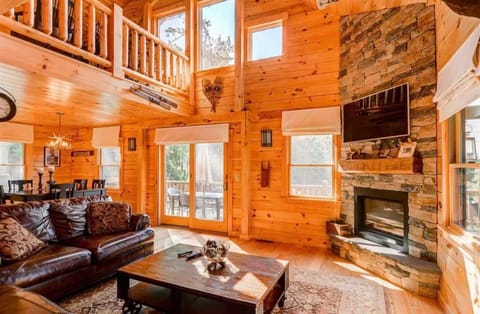 OE Beautiful modern log home on 17 acres private views fire pit Ping Pong AC Maison in Whitefield