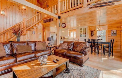 OE Beautiful modern log home on 17 acres private views fire pit Ping Pong AC Maison in Whitefield