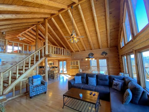 SI INCREDIBLE VIEWS from this log cabin with large deck huge yard fire pit hot tub Villa in Whitefield