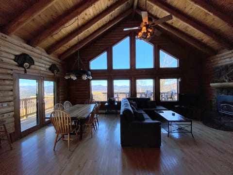 SI INCREDIBLE VIEWS from this log cabin with large deck huge yard fire pit hot tub Villa in Whitefield
