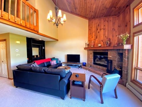 W1 Cozy and comfortable Bretton Woods condo with ski slope views fireplace Villa in Carroll