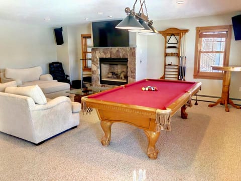 P5 Ski-in Ski-out rare find Presidential View single family with garage pool table ping pong Villa in Carroll