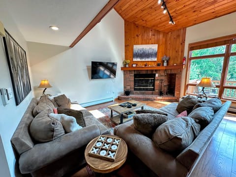 W7 Fully Renovated Townhouse in Bretton Woods with fantastic ski slope views fast WiFi Villa in Carroll