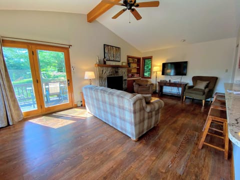 O8 Renovated Forest Cottage Townhome with great Mt Washington views fast wifi Walk to skiing Villa in Carroll