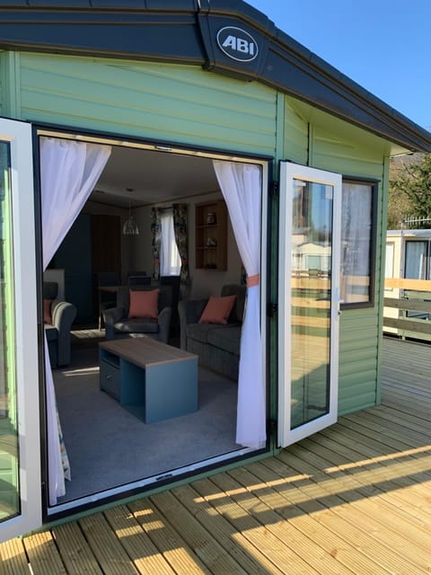 Facade/entrance, Balcony/Terrace