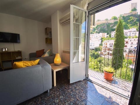 Balcony/Terrace, Living room, Landmark view