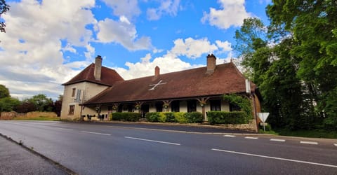 Property building, Neighbourhood, Landmark view, Location