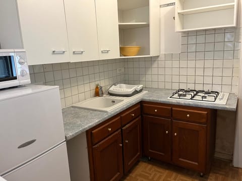 Kitchen or kitchenette, minibar, stove