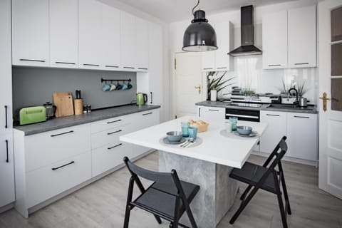 Kitchen or kitchenette, Dining area, Communal kitchen