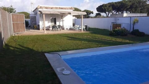 Las Casitas de la Barrosa con jardín y piscina House in Chiclana de la Frontera