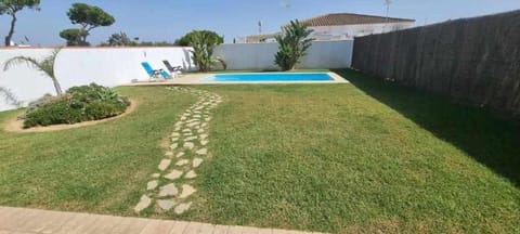 Las Casitas de la Barrosa con jardín y piscina House in Chiclana de la Frontera